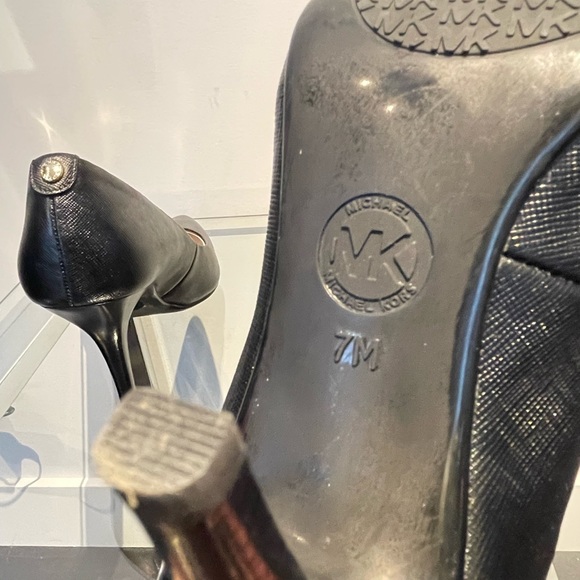 MICHAEL KORS black leather stiletto. Size 7. Like new - Picture 4 of 4